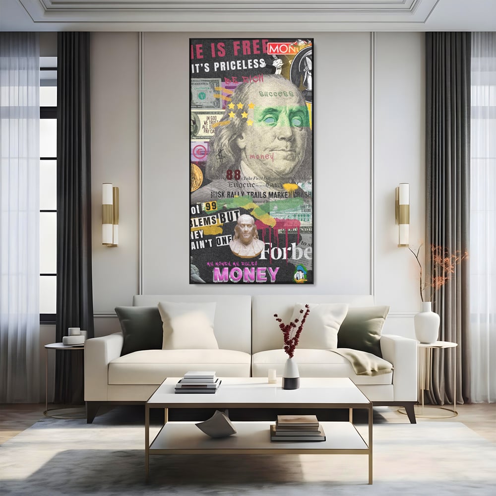 Tablou canvas cu tablou canvas cu portretul lui benjamin franklin, in rama de aluminiu negru, pe perete intr-un living